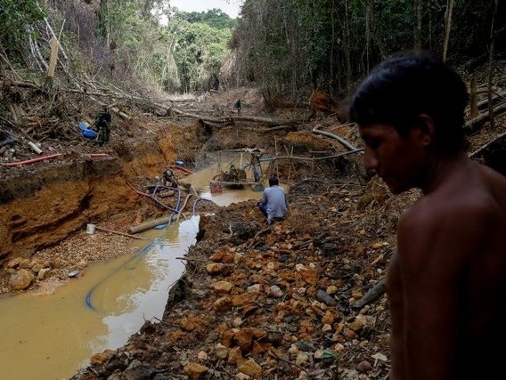 Área destruída ao redor de um curso de rio na região amazônica. 