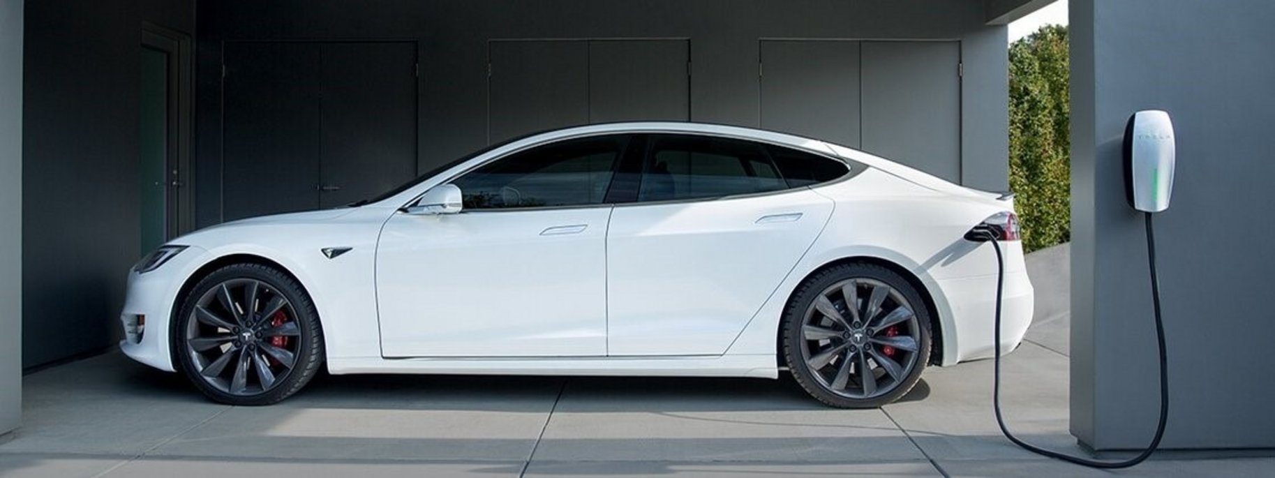 Carro Elétrico Tesla conectado a uma estação de carregamento.