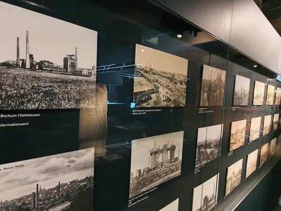 Fotos do Zollverein exibidas em caixas de vidro