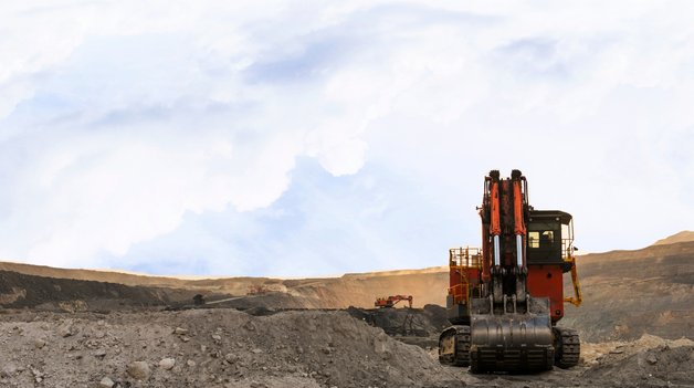 equipamento laranja em campo de mineração