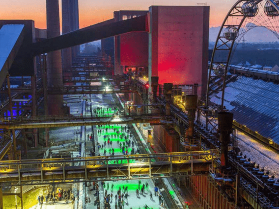 Pista de patinação do Complexo Industrial da Mina de Carvão Zollverein ao anoitecer no inverno