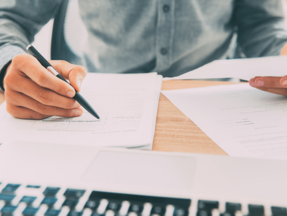 Pessoa em uma mesa Uma pessoa trabalha em uma mesa