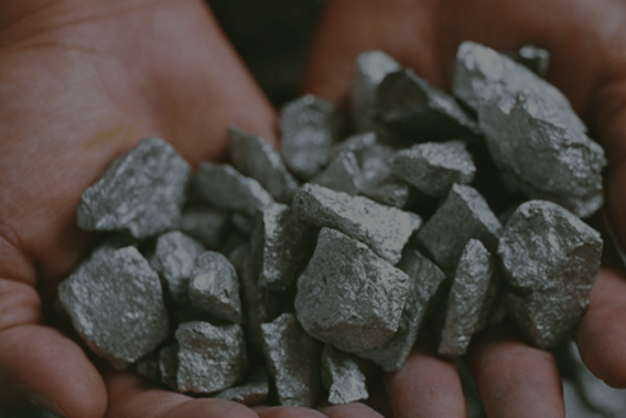 Pedras de nióbio em duas mãos