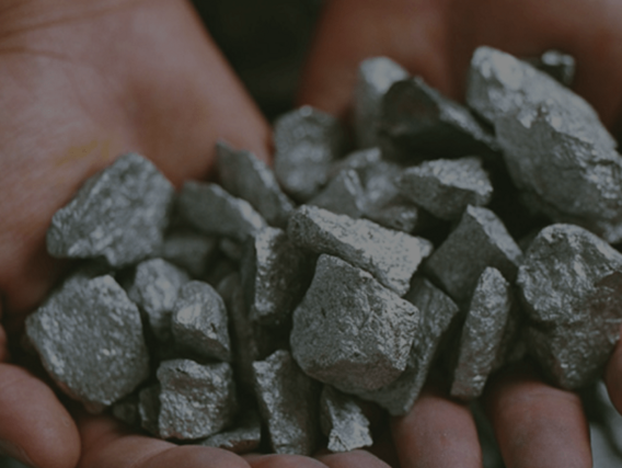 Pedras de nióbio em duas mãos