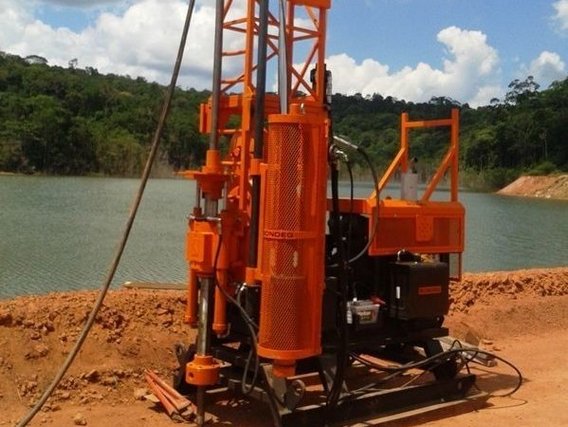 Sonda rotativa de diamante próxima a um lago