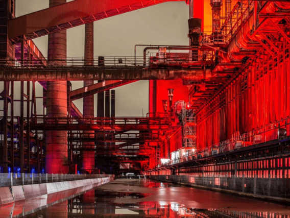 Ao entardecer o edifício ao redor do poço XII se transforma em uma impressionanteobra de arte, com iluminação única