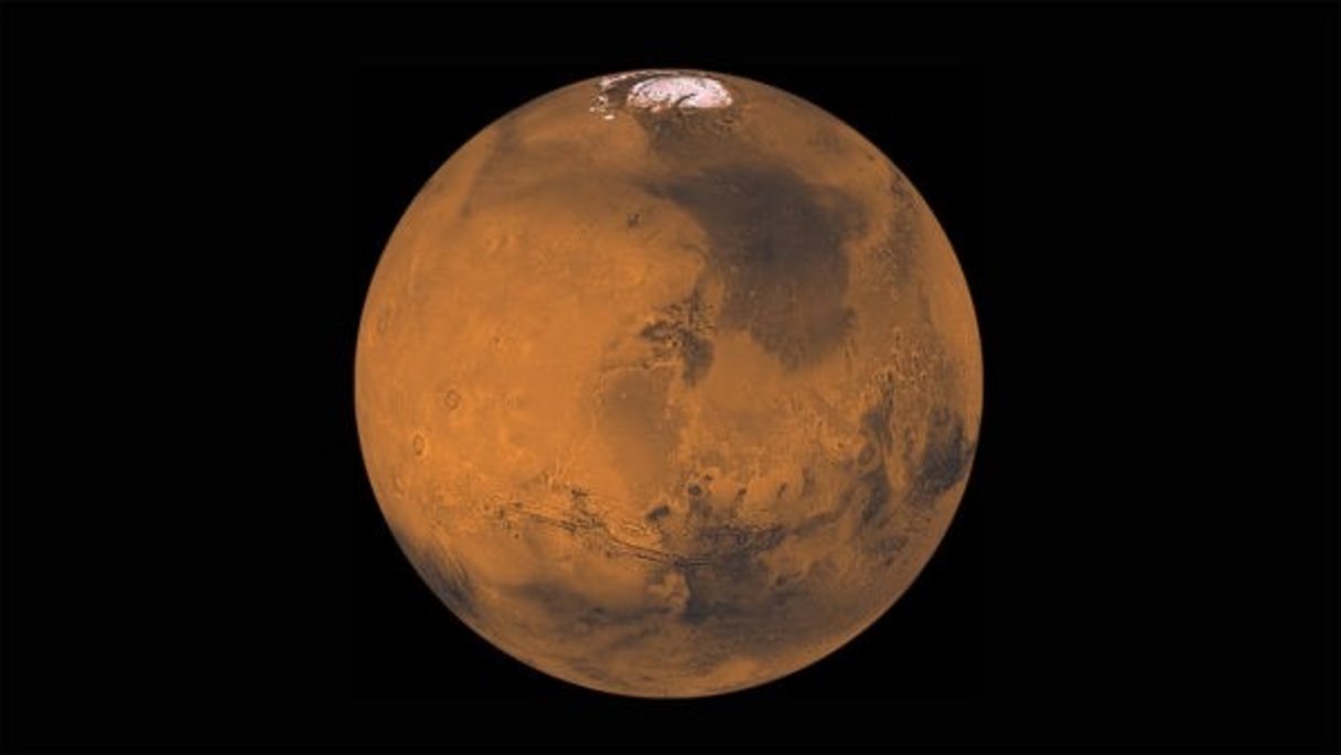 Image of Mars with an ice cap at the north pole Imagem de Marte com uma calota de gelo no polo norte
