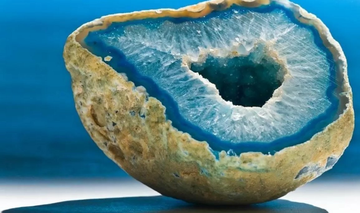 Gema Pedra preciosa azul com uma casca clara