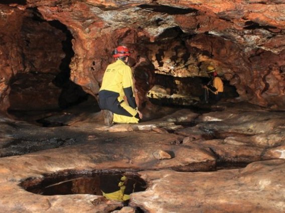 Gruta do Simmons, localizada no município de Barão de Cocais, estado de Minas Gerais. Caverna nomeada em homenagem ao geólogo americano George Simmons. Gruta do Simmons, localizada no município de Barão de Cocais, estado de Minas Gerais. Caverna nomeada em homenagem ao geólogo americano George Simmons. Fonte: ZAMPAULO, R. A. In: SIMÕES, M. H.; ZAMPAULO, R. A.; BRANDI, I. V. (Orgs.). Guia de Boas Práticas para o Monitoramento Espeleológico de Cavernas Ferríferas. Vale, p. 36.