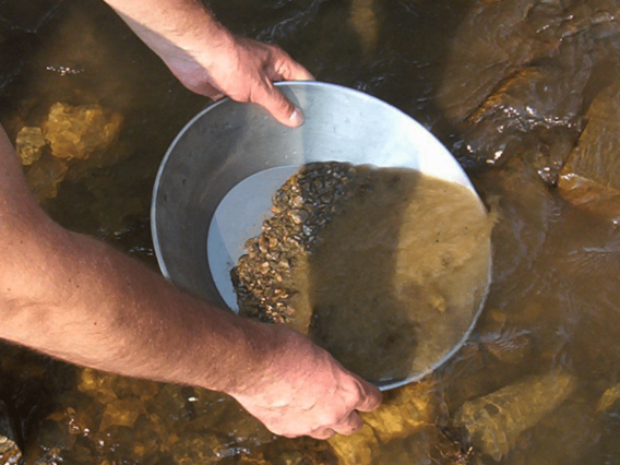 Uma pessoa prepara o ouro