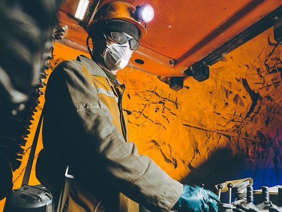 Mineiros com roupas de proteção na mina