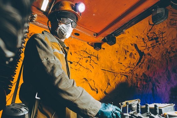 Mineiros com roupas de proteção na mina