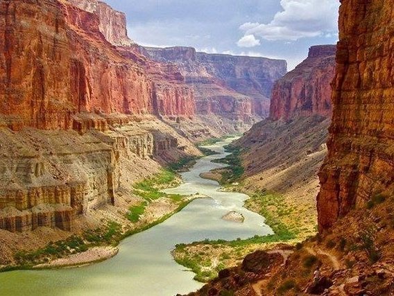 O Rio Colorado atravessa o Grand Canyon