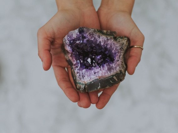 Brazilian Gems Duas mãos com uma pedra preciosa na mão