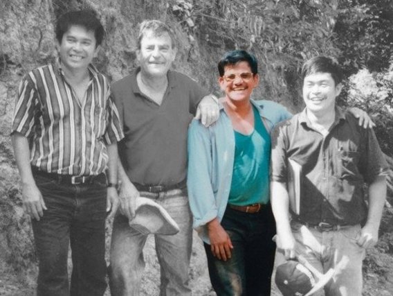 Michael de Guzman, em destaque, e à esquerda John Felderhof. Fonte: Calvary Herald.