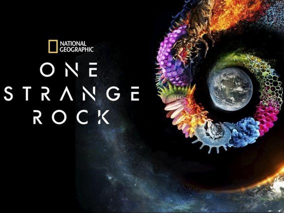 uma espiral feita de diferentes materiais e o título do filme One Strange Rock pode ser visto