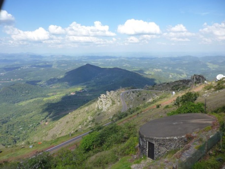 Estrada na Serra da Piedade. Imagem: https://commons.wikimedia.org/wiki/File:Serra_da_Piedade_MG_Brasil_-_Estrada_do_Santu%C3%A1rio_-_panoramio_%281%29.jpg