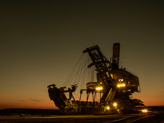 Maquinário de mineração a céu aberto à noite