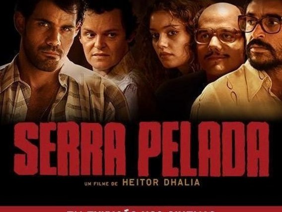 Cabeças dos atores de pele acima das letras de Serra Pelada