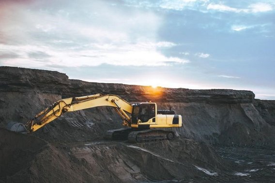 Escavadeira recolhe solo em mina a céu aberto