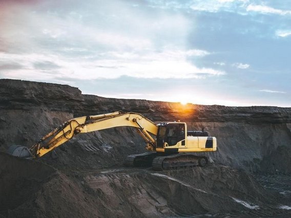 Escavadeira recolhe solo em mina a céu aberto
