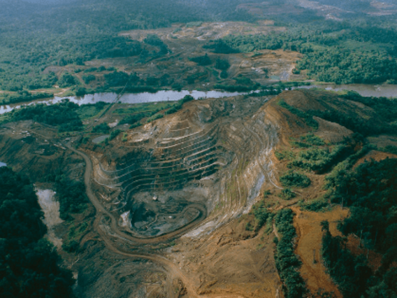 Mineração a céu aberto na área florestal