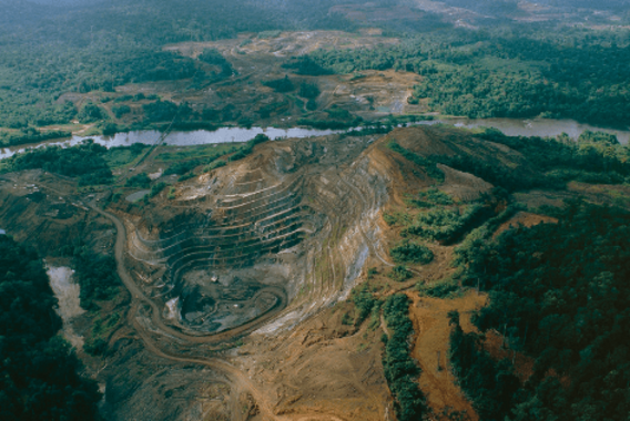 Mineração a céu aberto na área florestal