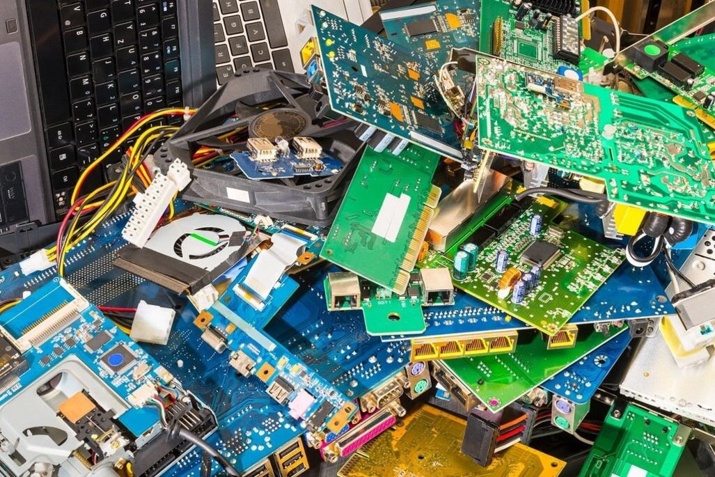 Uma montanha de peças de computador - teclado, placas-mãe etc.