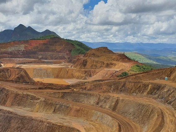 Mineração a céu aberto em uma paisagem montanhosa