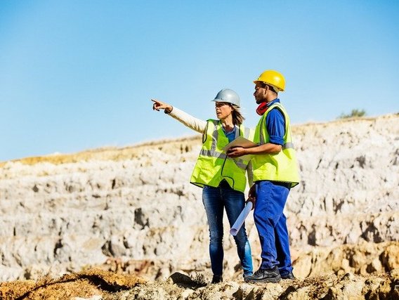 Trabalhadores na borda de uma mina a céu aberto