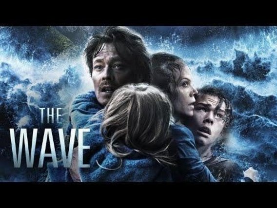 Ator principal do filme The Wave cercado por ondas