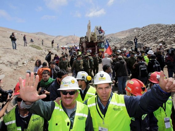 Imagem, após o resgate dos 33, das equipes de salvamento comemorando o sucesso.