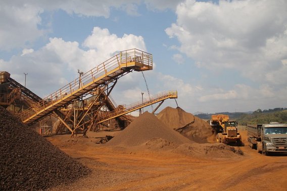 Quedas de terra de máquinas de mineração a céu aberto em montes de terra