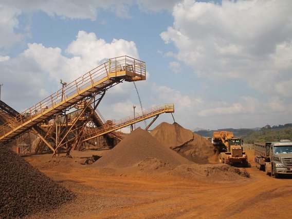Quedas de terra de máquinas de mineração a céu aberto em montes de terra