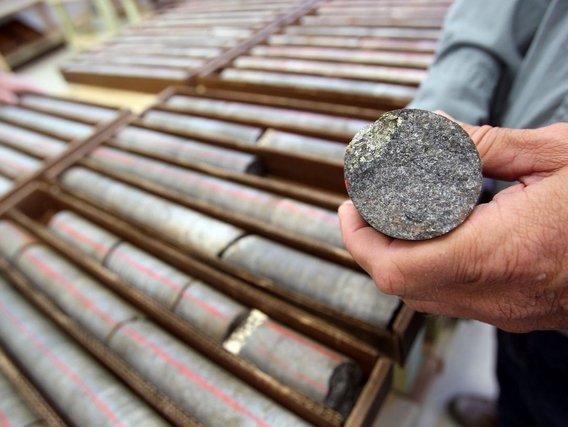 Rolos de pedra em caixas
