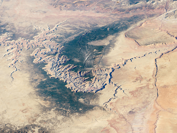 Imagem do Grand Canyon visto da Estação Espacial Internacional. É possível ter uma noção do seu tamanho.