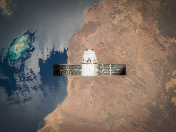 Satélite no espaço com vista para a Terra