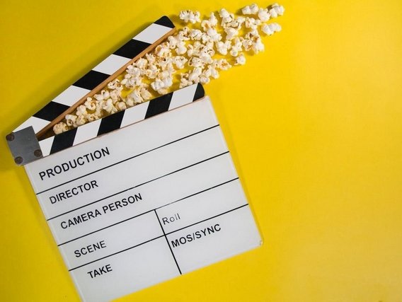 Aba do filme ligeiramente aberta com pipoca