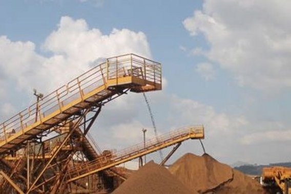 A rocha é descarregada na mineração a céu aberto