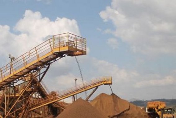Quedas de terra de máquinas de mineração a céu aberto em montes de terra