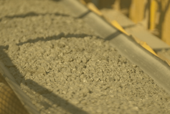 Pedras em uma correia transportadora