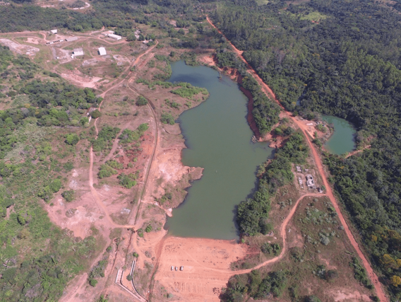 Um lago artificial em uma paisagem parcialmente desmatada