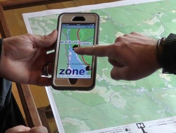 Telefone celular com um Karenapp sobre um cartão