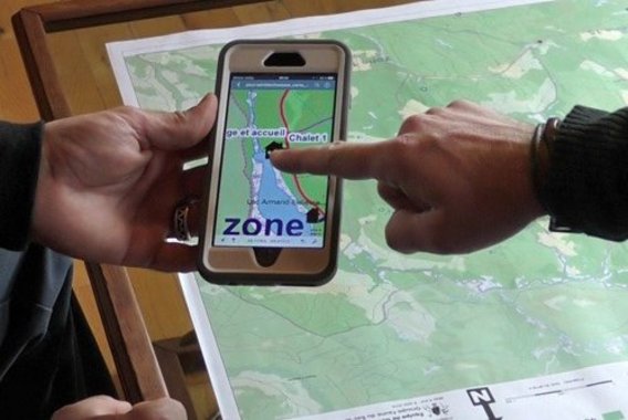 Telefone celular com um Karenapp sobre um cartão