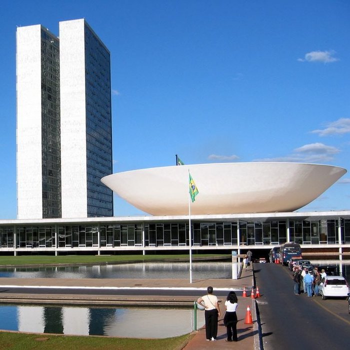 O Congresso brasileiro em um dia ensolarado.