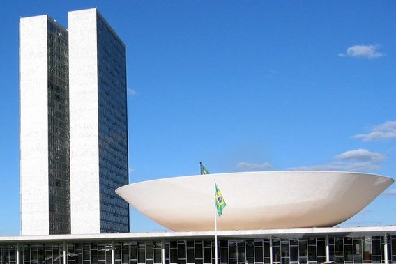 O Congresso brasileiro em um dia ensolarado.