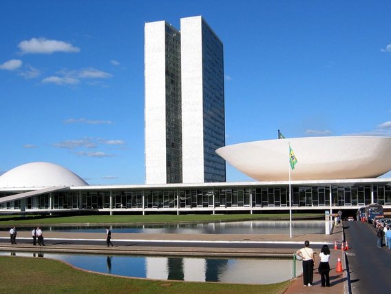 O Congresso brasileiro em um dia ensolarado.