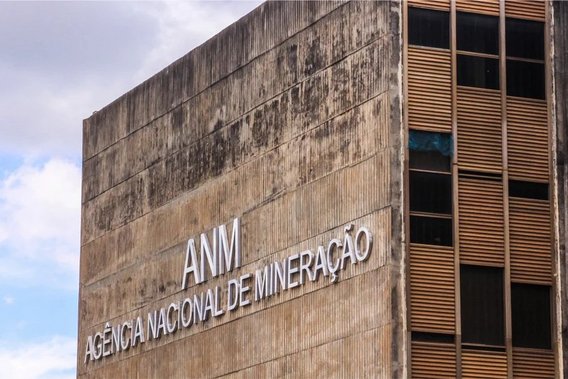 Edifício com letras ANM