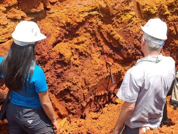 Pessoas em pé em um pequeno buraco no chão