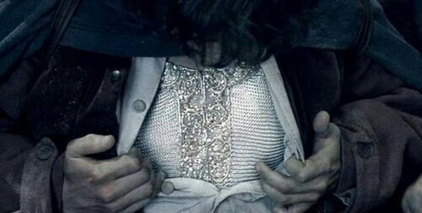 Frodo usa o colete de mithril